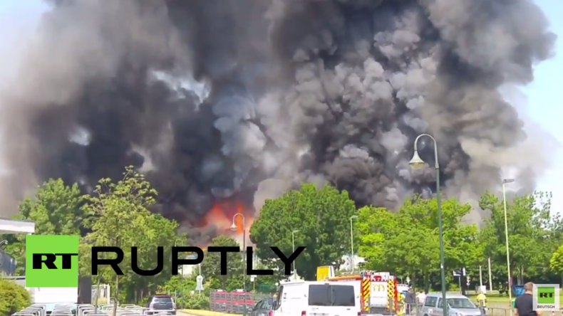 Großbrand zerstört Flüchtlingslager in Düsseldorf – Sechs Menschen verhaftet 