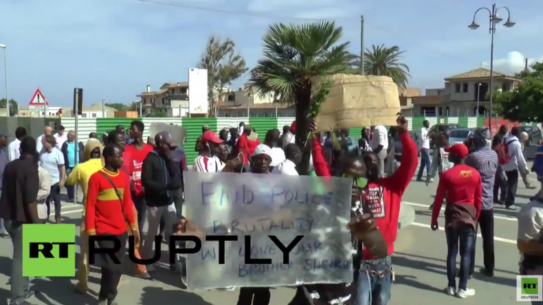 Italien: Flüchtlinge und Migranten protestieren nach Tötung eines psychisch labilen Migranten  