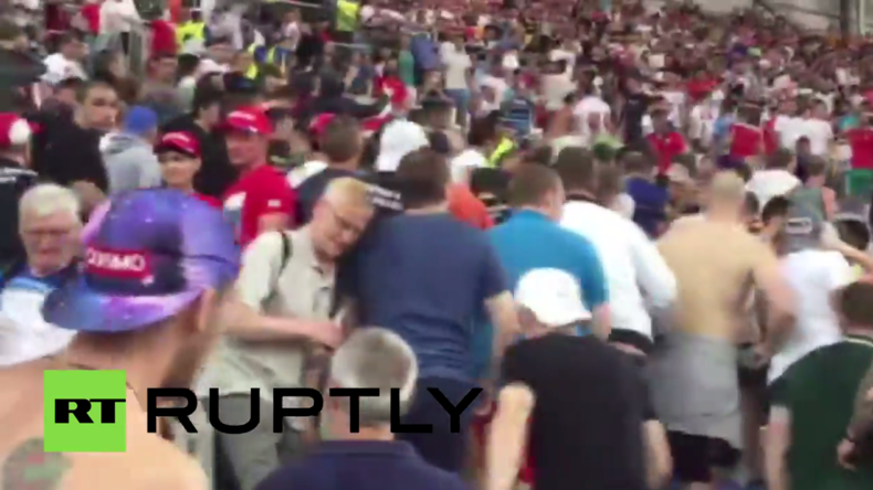 ENGRUS: Moment als russische Fußballfans den englischen Fanblock im Marseiller Stadion stürmen