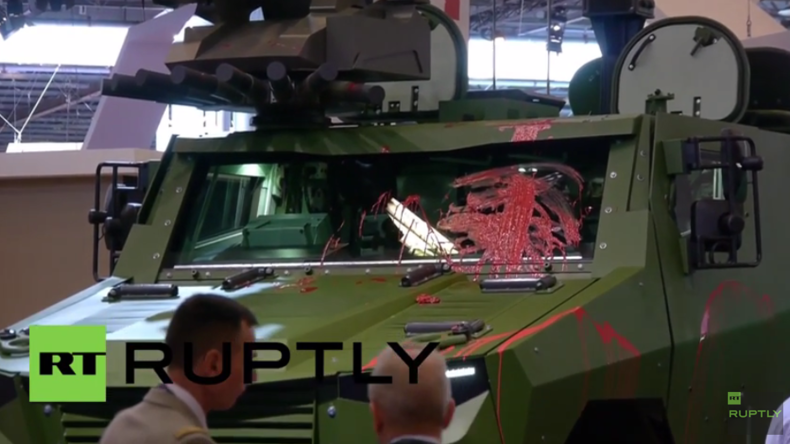 Paris: "Waffen bedeuten Blut" - Aktivisten beschmieren Panzer auf Waffenmesse mit roter Farbe