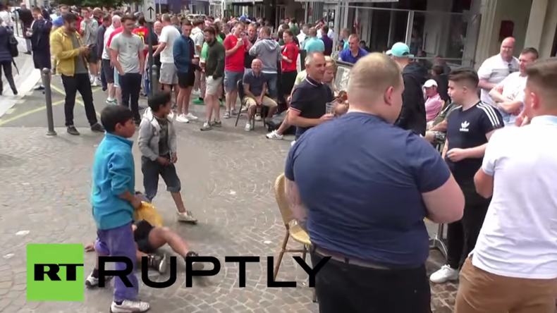 "Schämt euch!" England-Fans amüsieren sich über Bettel-Kinder, die um zugeworfene Münzen kämpfen