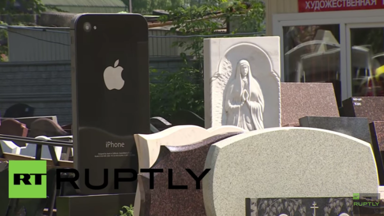 Ein riesiges iPhone zwischen gewöhnlichen Grabsteinen - Der neueste Hit aus Russland?  