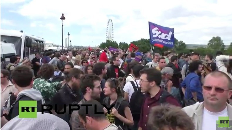 Live: Paris - Protestler versammeln sich vor Parlament, weil Arbeitsmarktreform durchgedrückt wurde
