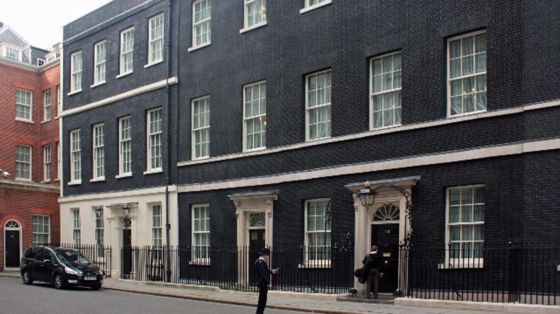 Live aus London: Cameron verlässt Downing Street um Rücktritt bei Queen einzureichen