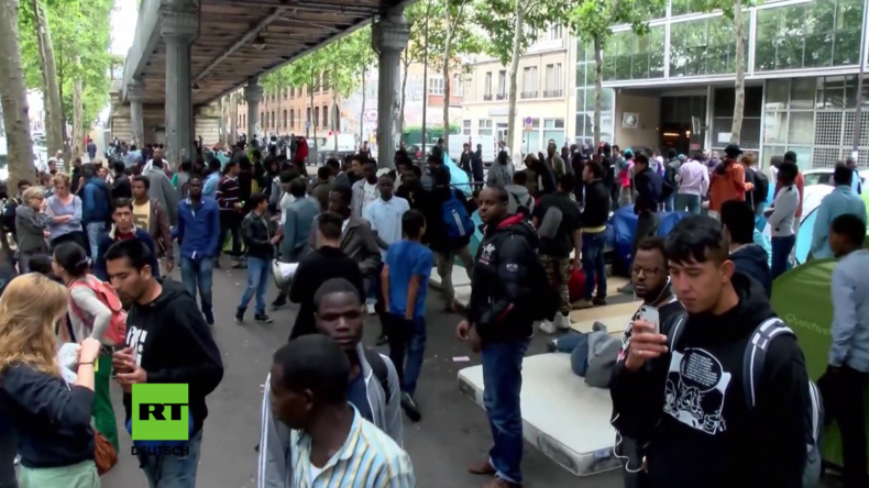 Paris: Protest von Flüchtlingen und Migranten für bessere Lebensbedingungen von Polizei aufgelöst