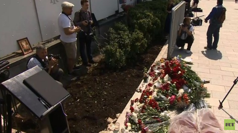 Live: Trauernde vor französischer Botschaft in Moskau nach Anschlag in Nizza