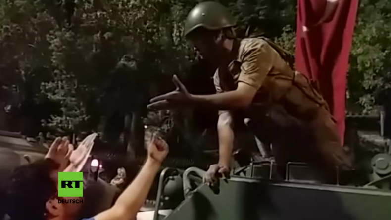 Putsch ohne Volk: Aufgebrachte Menschenmenge stoppt Panzer der Putschisten