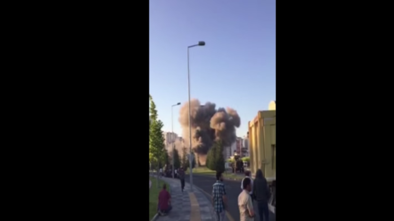 Angriff auf Parlamentsgebäude: Schwere Explosionen in Ankara nach Putschversuch