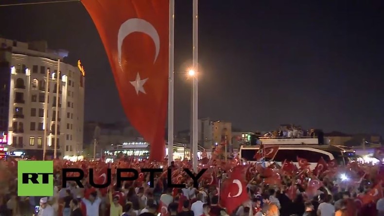 Istanbul: Pro-Erdogan Demonstranten versammeln sich zwei Tage lang auf Taksim-Platz
