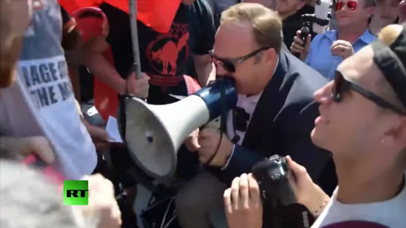 USA: Infowars Frontmann Alex Jones legt sich mit Trump-Gegnern an und wird in Rangelei verwickelt