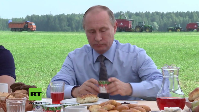 Landwirtschaft in Russland: Putin besucht Agrarbetrieb und kostet heimische Produkte