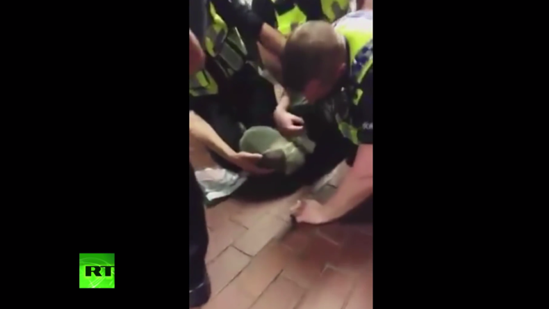 England: Polizei "tritt jungen Afroamerikaner zu Boden" und zieht ihm Spuck-Maske übers Gesicht