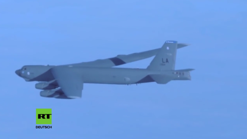 B52 Langstreckenbomber der US-Luftwaffe bei NATO-Großübung über der Ostsee