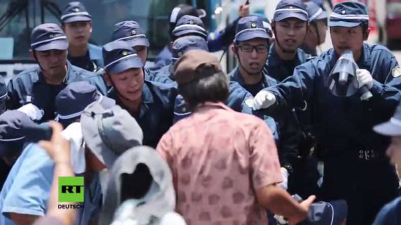 Japan: Polizei entfernt Demonstranten, die US-Militärstützpunkt in Okinawa blockieren