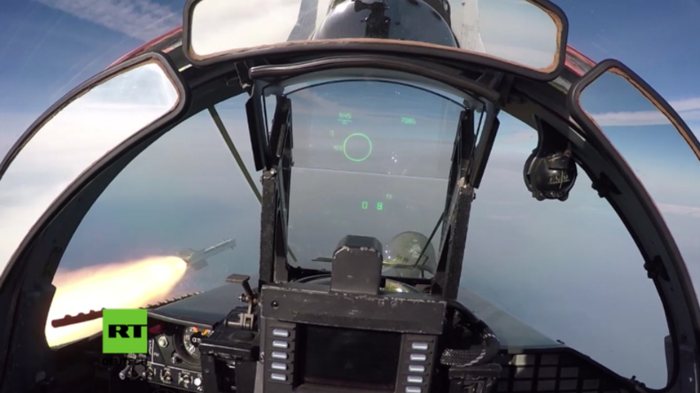 Russland: Blick aus dem Cockpit einer MiG-29 bei Luftkampfübung