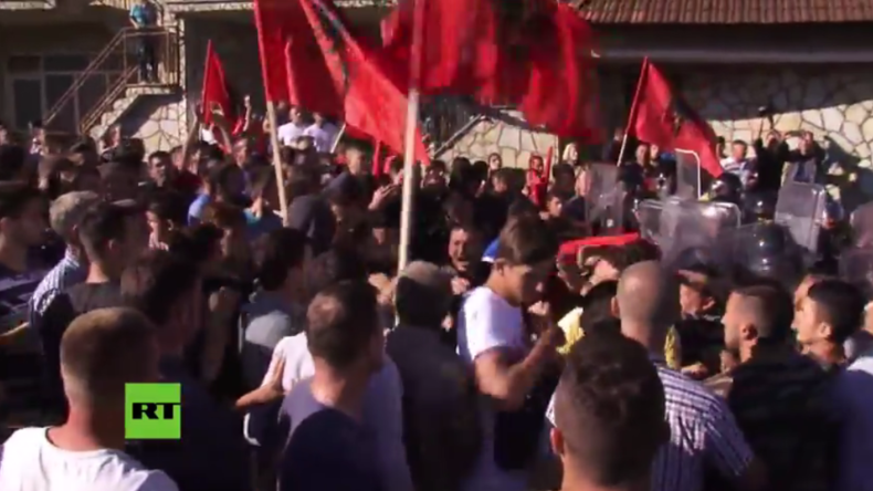 Kosovo: Albanische Demonstranten hindern Serben an Kirchenbesuch – Mehrere Verletzte 