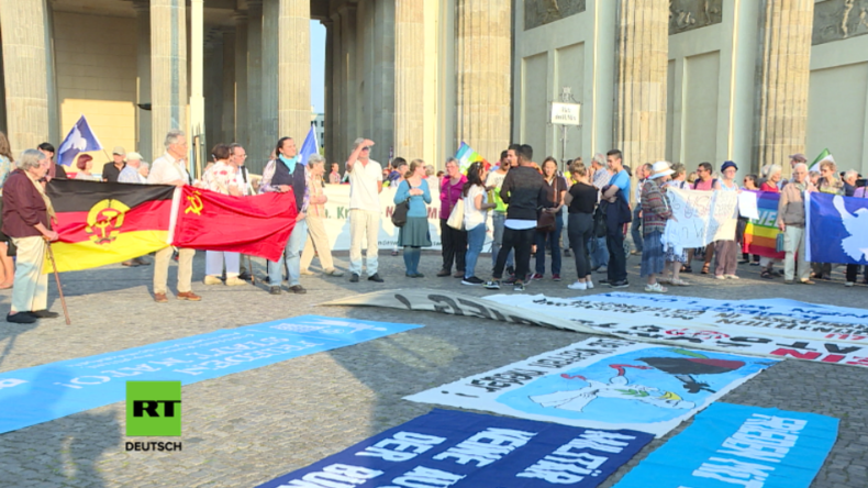 Protest vor dem Brandenburger Tor gegen NATO-Expansion und für Frieden mit Russland