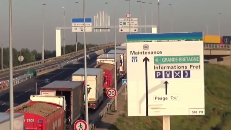 Live: LKW-Fahrer blockieren Autobahn in Calais aus Protest gegen Flüchtlingslager 