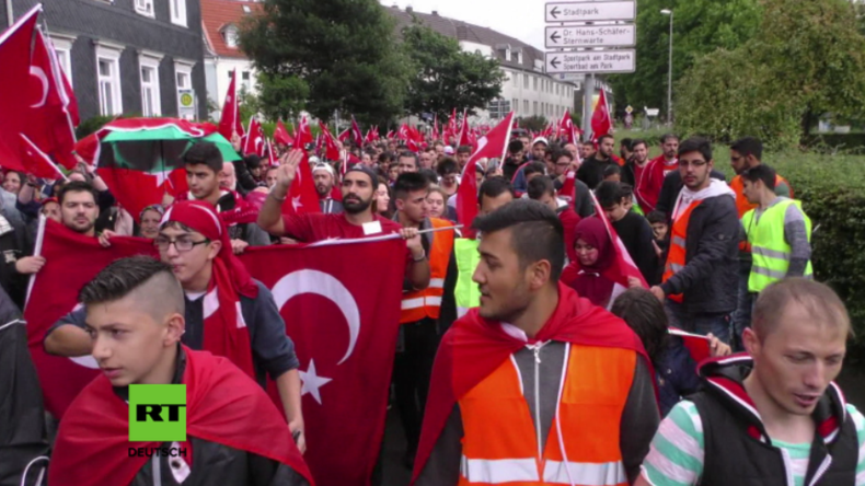 Hunderte Türken demonstrieren in Remscheid gegen Putschversuch in der Türkei