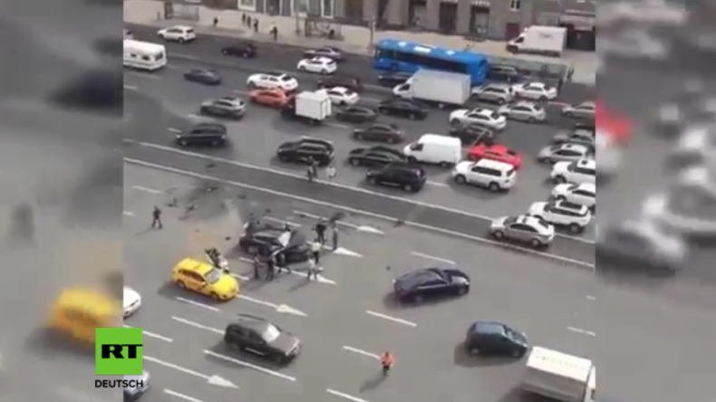 Regierungslimousine in spektakulären Unfall in Moskauer Innenstadt verwickelt, Chauffeur tot