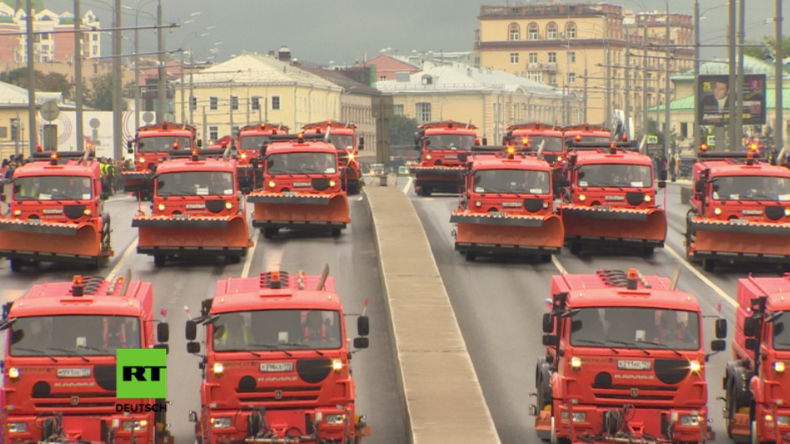 Moskau bricht zum 869. Geburtstag Rekord mit größter Massenparade von technischen Fahrzeugen