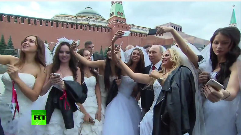 Bräute schnappen sich Putin für Selfies auf dem Roten Platz in Moskau