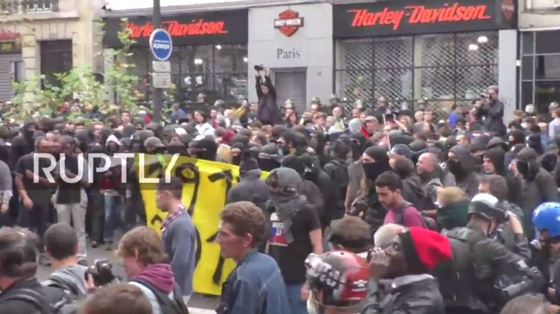 Live: Ausschreitungen bei massivem Protest in Paris gegen Arbeitsrechtsreformen 