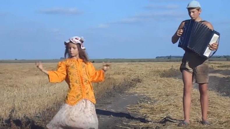 Russisches Geschwisterpaar musiziert und tanzt sich in die Herzen der Welt