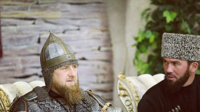 Was ist seine Botschaft? - Kadyrow erscheint in Ritterrüstung zum tschetschenischen Frauentag 