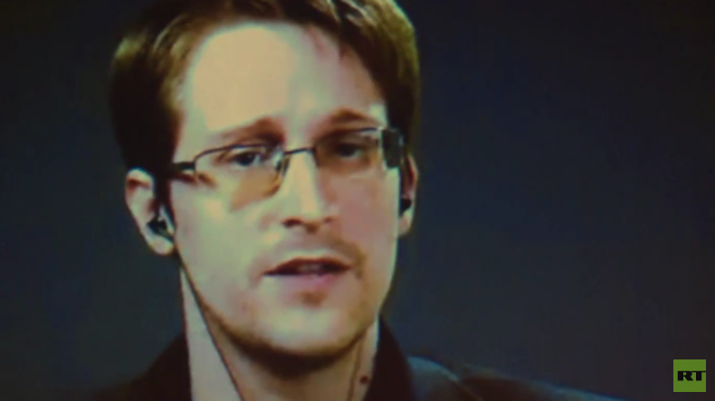Edward Snowden zu Gast auf der Berliner Volksbühne: "Mit besten Grüßen aus Moskau" 