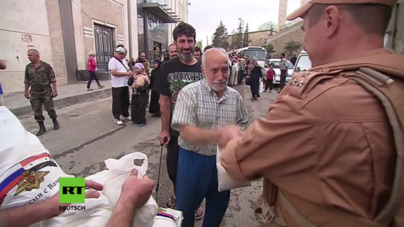 Russische Soldaten verteilen Hilfsgüter an vom Krieg gebeutelte Bewohner Aleppos