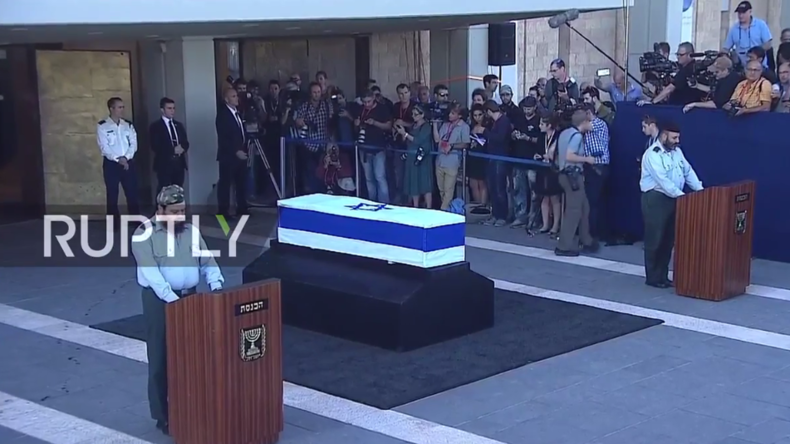 Live: Menschen nehmen an der Knesset Abschied von Schimon Peres 