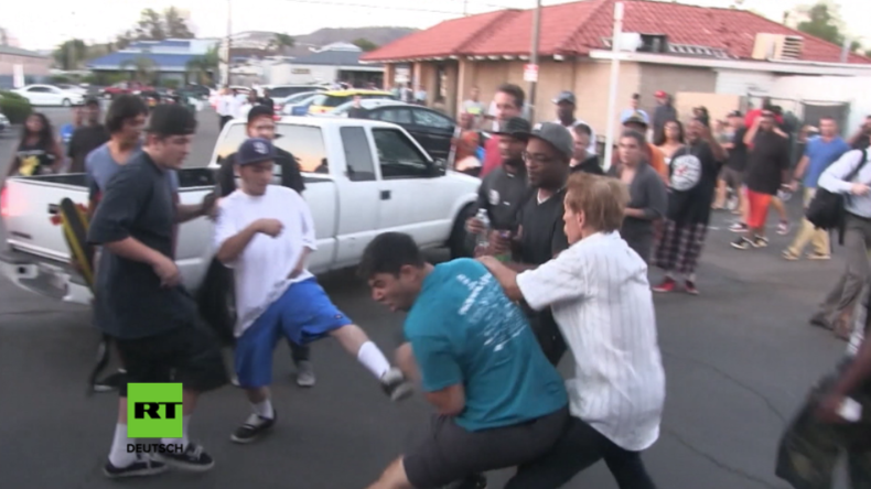 Mann mit Donald Trump-Mütze auf BLM-Protest von Gruppe verfolgt und zu Boden geschlagen