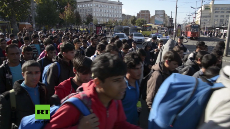 Belgrad: Hunderte Flüchtlinge und Migranten starten Fußmarsch nach Westeuropa