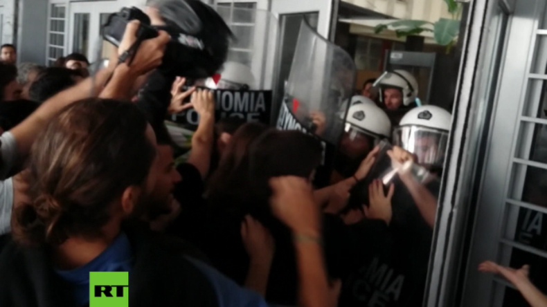 Griechenland: Protestler versuchen Gerichtsgebäude zu stürmen und Zwangsversteigerungen zu stoppen