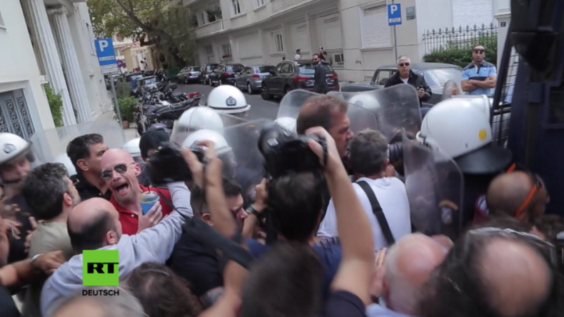 Athen: Wütende Journalisten stoßen mit Polizei zusammen bei Protest gegen Schließung von TV-Sendern