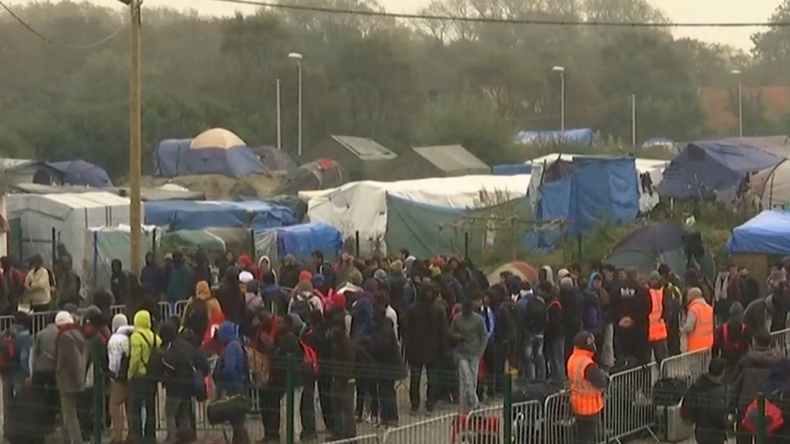 Live vom „Dschungel in Calais“: Behörden räumen berüchtigtes Flüchtlingscamp 
