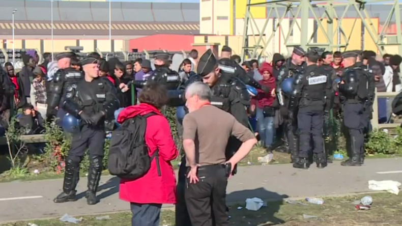 Live aus Calais: Nach massivem Feuer im Flüchtlingscamp wird Umsiedlung fortgesetzt