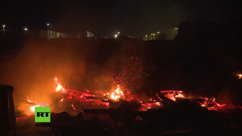"Dschungel von Calais" brennt dritte Nacht in Folge – Hunderte schlafen auf der Straße, auch Kinder