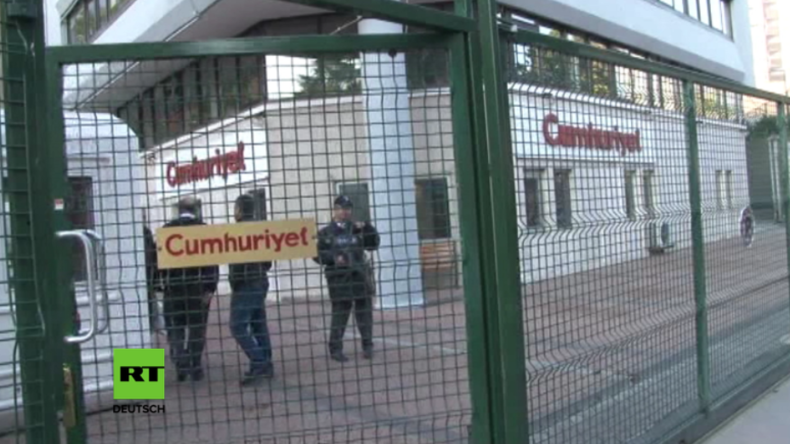 Türkei: Chefredakteur und Mitarbeiter der Oppositionszeitung Cumhuriyet festgenommen