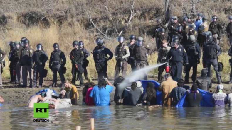 USA: Polizei geht mit Gummigeschossen und Tränengas gegen Pipeline-Gegner und Indigene vor