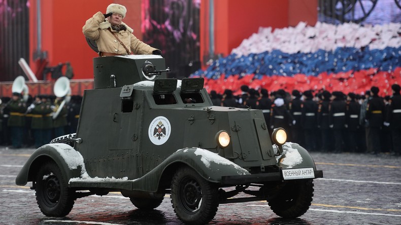Reenactment der Militärparade vom 7. November 1941 auf dem Roten Platz