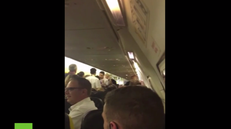 Mehrere Männer starten Schlägerei in Passagiermaschine - Ryanair muss in Pisa zwischenlanden