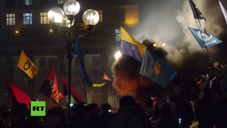 „Neuer Maidan“: Paramilitärische Gruppen wüten in Kiew und legen Feuer