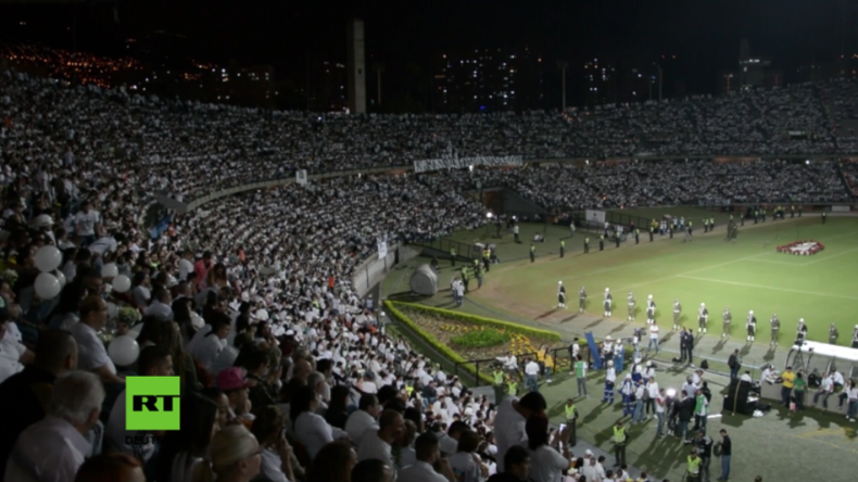 Nach tragischem Flugzeugunglück in Kolumbien: Fans der gestorbenen Fußballer trauern im Stadion