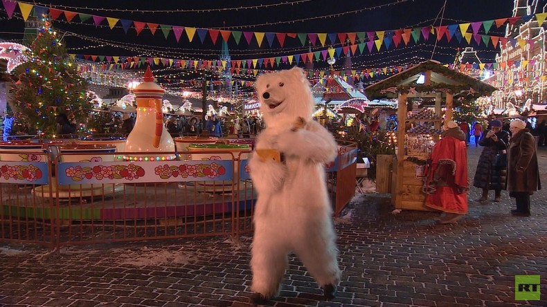 Einmal in Russland: Moskau feiert Neujahr mit Eiskunst und Lichterspielen 