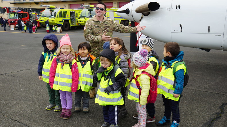„Früh übt sich“ – Wiesbadener Kindergarten besucht US-Luftstreitkräfte