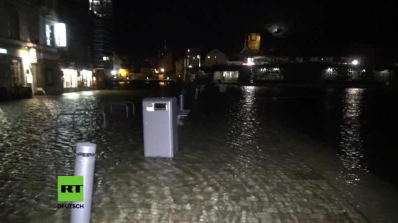„Richtiges Schietwetter“ - Stärkste Sturmflut an Ostseeküste seit 10 Jahren überschwemmt Stadtteile