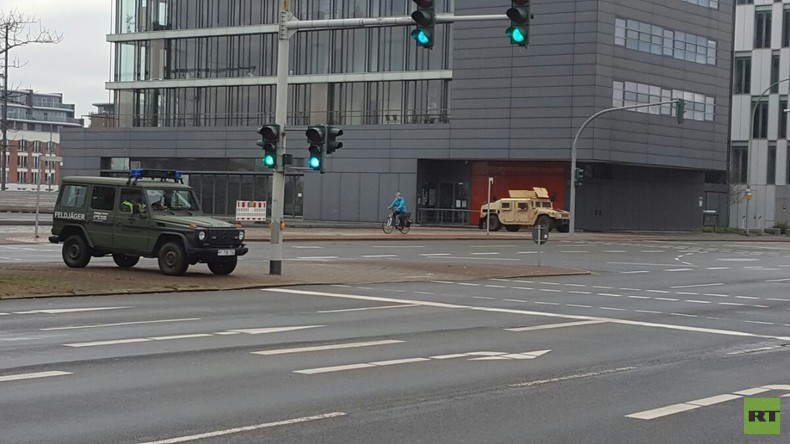 Bremerhaven im Ausnahmezustand: Feldjäger und US-Militärpolizei im Einsatz wegen Panzerverlegung