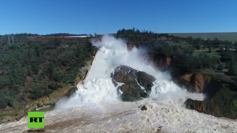 Spektakuläre Aufnahmen aus den USA: Fast drei Millionen Liter Wasser schießen pro Sekunde ins Tal